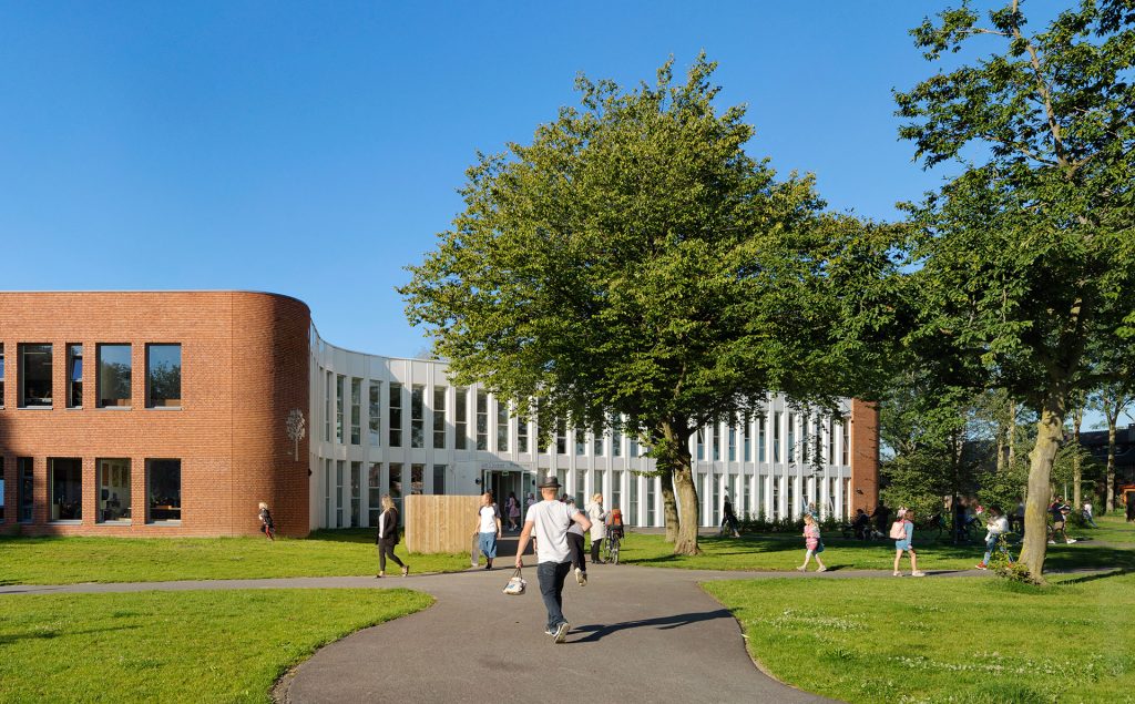 Vooraanzicht brede park school Vianen